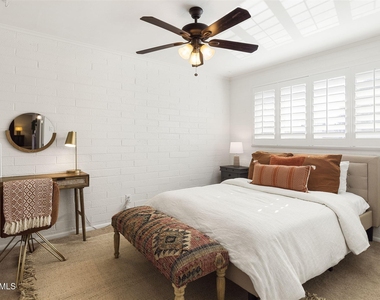 6719 E 2nd Street - Photo Thumbnail 8