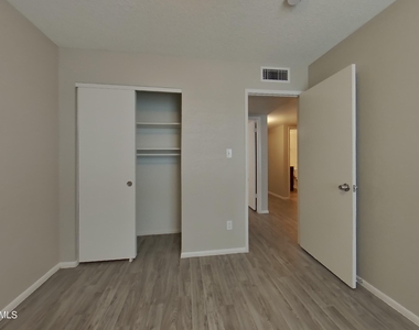 4832 N 87th Lane - Photo Thumbnail 8