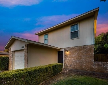 2436 Dancy Drive N - Photo Thumbnail 2