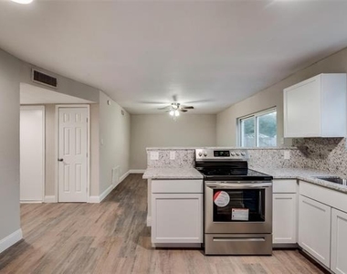 2436 Dancy Drive N - Photo Thumbnail 6