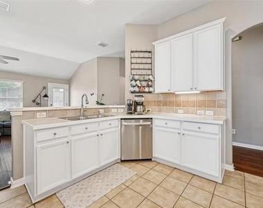 7709 Shasta Drive - Photo Thumbnail 13