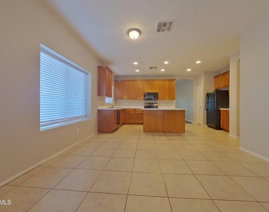 11717 W Jackson Street - Photo Thumbnail 4