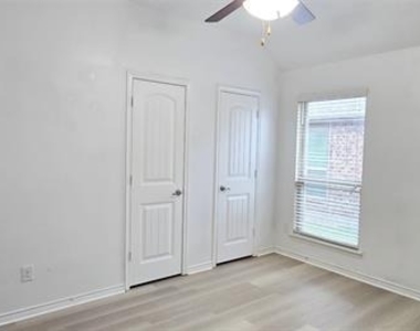 2625 Hillrich Drive - Photo Thumbnail 9