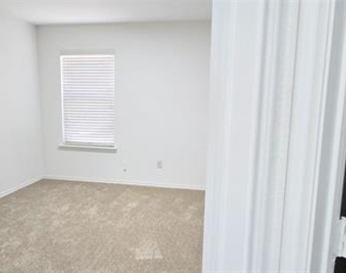 319 Elam Drive - Photo Thumbnail 8