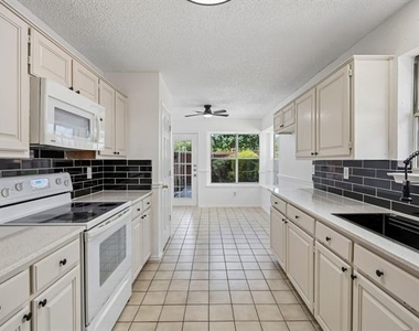 537 Raintree Circle - Photo Thumbnail 10