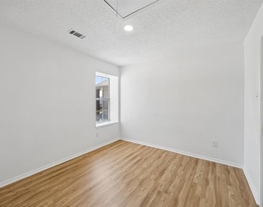 537 Raintree Circle - Photo Thumbnail 19