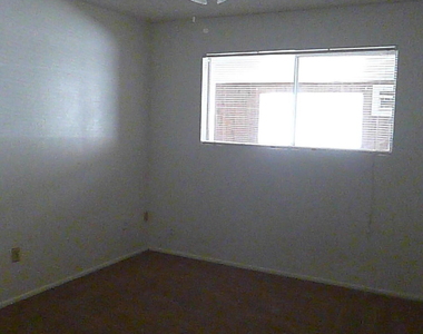 2246 W Corrine Drive - Photo Thumbnail 8