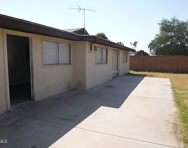 2246 W Corrine Drive - Photo Thumbnail 16