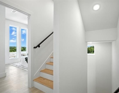 312 N Lancaster Avenue - Photo Thumbnail 26