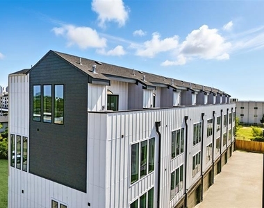 312 N Lancaster Avenue - Photo Thumbnail 2