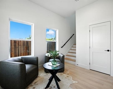 312 N Lancaster Avenue - Photo Thumbnail 4