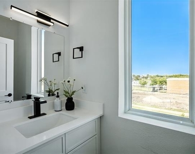 312 N Lancaster Avenue - Photo Thumbnail 25
