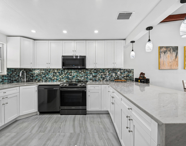2841 Ne 33rd Court - Photo Thumbnail 4