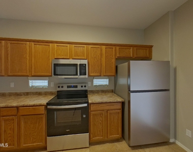 42542 W Lucera Court - Photo Thumbnail 3