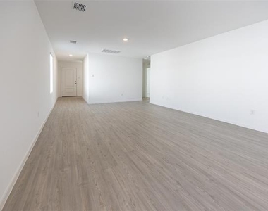 313 Thresher Lane - Photo Thumbnail 8