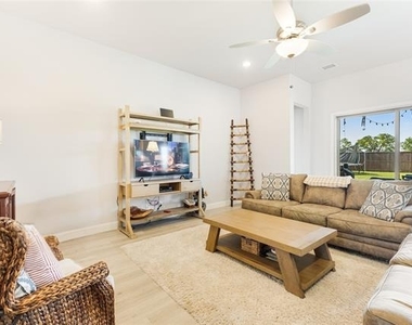 209 Chesapeake Drive - Photo Thumbnail 4