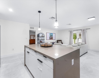 2848 Nw 9th Place - Photo Thumbnail 9