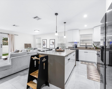 2848 Nw 9th Place - Photo Thumbnail 7