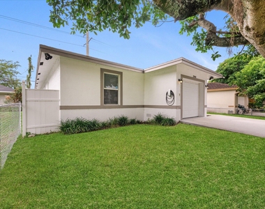 2848 Nw 9th Place - Photo Thumbnail 1