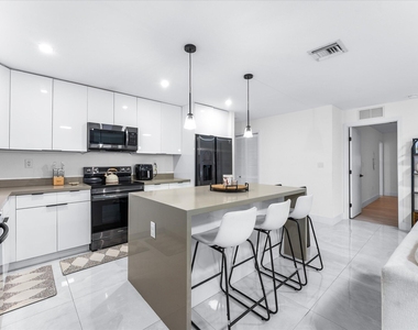 2848 Nw 9th Place - Photo Thumbnail 8