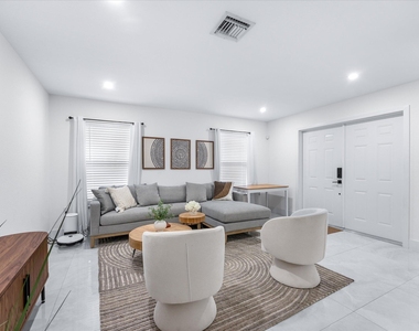 2848 Nw 9th Place - Photo Thumbnail 5