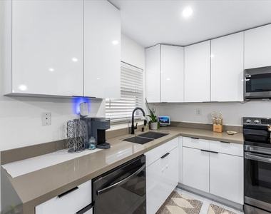2848 Nw 9th Place - Photo Thumbnail 11