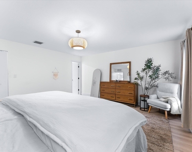 2848 Nw 9th Place - Photo Thumbnail 24