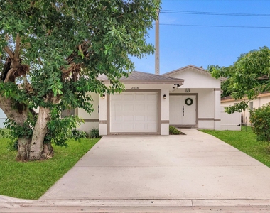 2848 Nw 9th Place - Photo Thumbnail 2