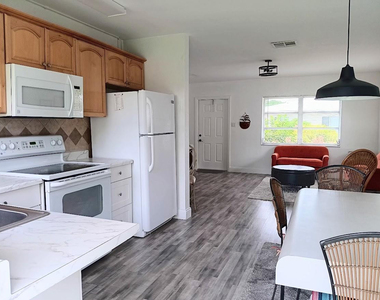 7105 Nw 74th Place - Photo Thumbnail 3