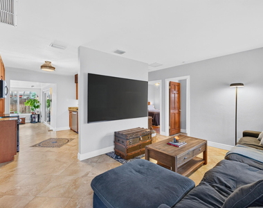 4670 Ne 4th Avenue - Photo Thumbnail 6