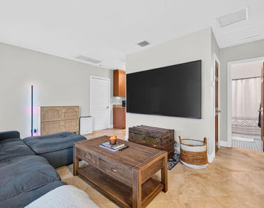 4670 Ne 4th Avenue - Photo Thumbnail 8