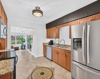 4670 Ne 4th Avenue - Photo Thumbnail 9