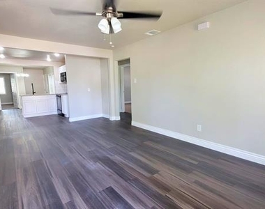 4205 5th Avenue - Photo Thumbnail 2