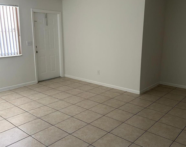 850 E Commercial Boulevard - Photo Thumbnail 11