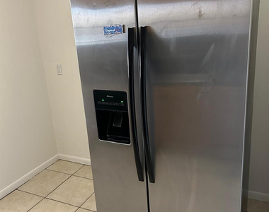 850 E Commercial Boulevard - Photo Thumbnail 5