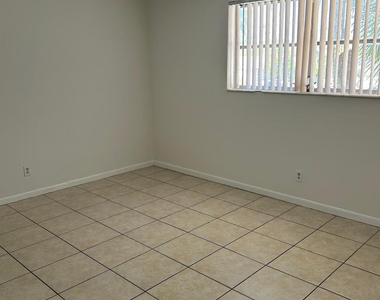 850 E Commercial Boulevard - Photo Thumbnail 10