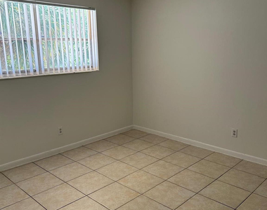 850 E Commercial Boulevard - Photo Thumbnail 12