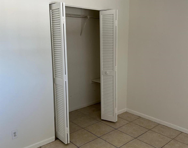 850 E Commercial Boulevard - Photo Thumbnail 3