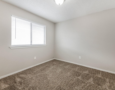 2026 Greenview Drive - Photo Thumbnail 12