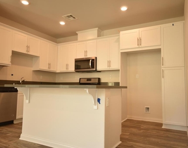 656 Martina Street - Photo Thumbnail 2