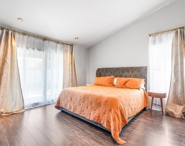 479 Pesaro Street - Photo Thumbnail 12
