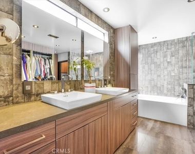 479 Pesaro Street - Photo Thumbnail 15