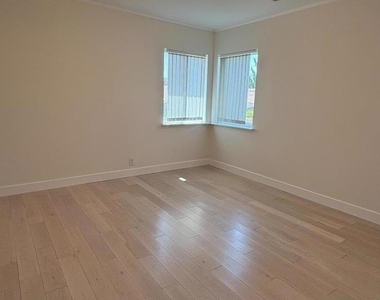 319 Helen Drive - Photo Thumbnail 7