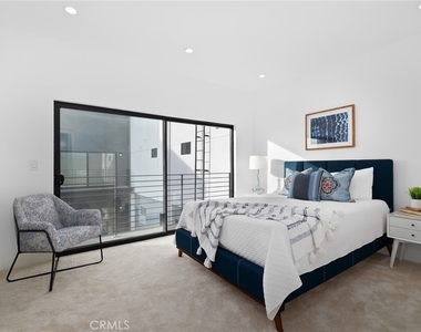 229 1/2 N Burlington Avenue - Photo Thumbnail 8
