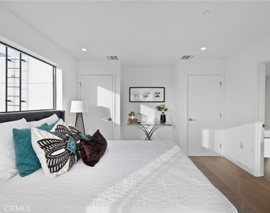229 1/2 N Burlington Avenue - Photo Thumbnail 13