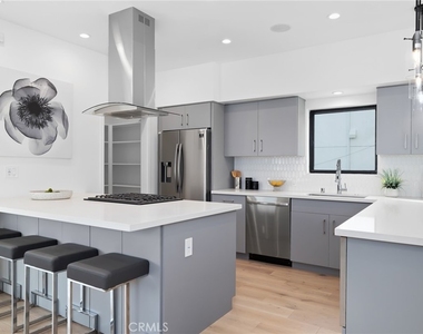 229 1/2 N Burlington Avenue - Photo Thumbnail 6