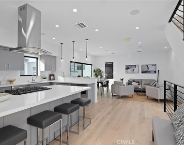 229 1/2 N Burlington Avenue - Photo Thumbnail 4