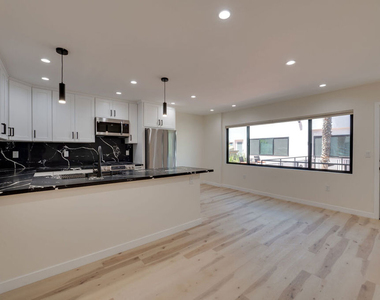 928 N San Vicente Boulevard - Photo Thumbnail 4