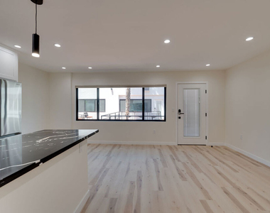 928 N San Vicente Boulevard - Photo Thumbnail 5