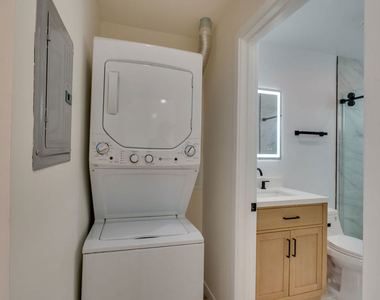 928 N San Vicente Boulevard - Photo Thumbnail 7